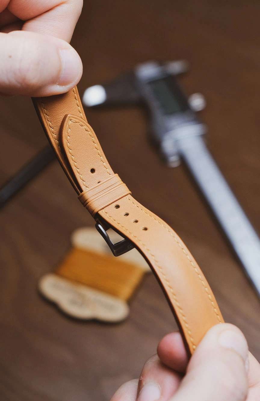 ديلوجز سوار من جلد بارانيل باللون الذهبي