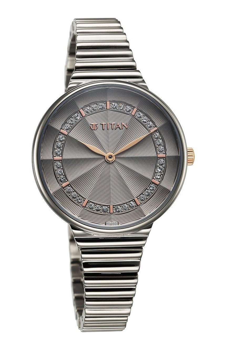 تيتان ساعة تيتان أورا كوارتز بميناء رمادي وسوار ستانلس إستيل للنساء