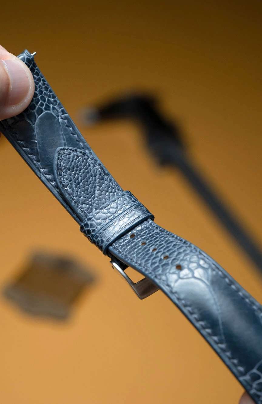 ديلوجز سوار من جلد النعام باللون الأزرق