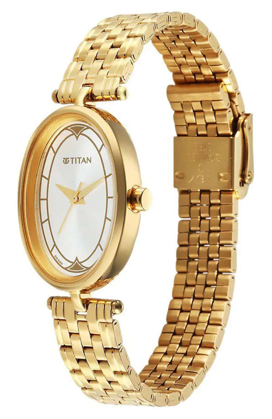 تيتان ساعة تيتان كاريشما كوارتز بميناء فضي وسوار ستانلس إستيل ذهبي للنساء