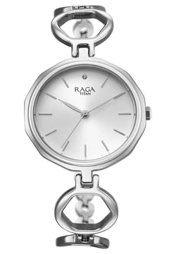 Titan ساعة تيتان راجا بميناء مستدير بلون فضي وسوار فضي للنساء
