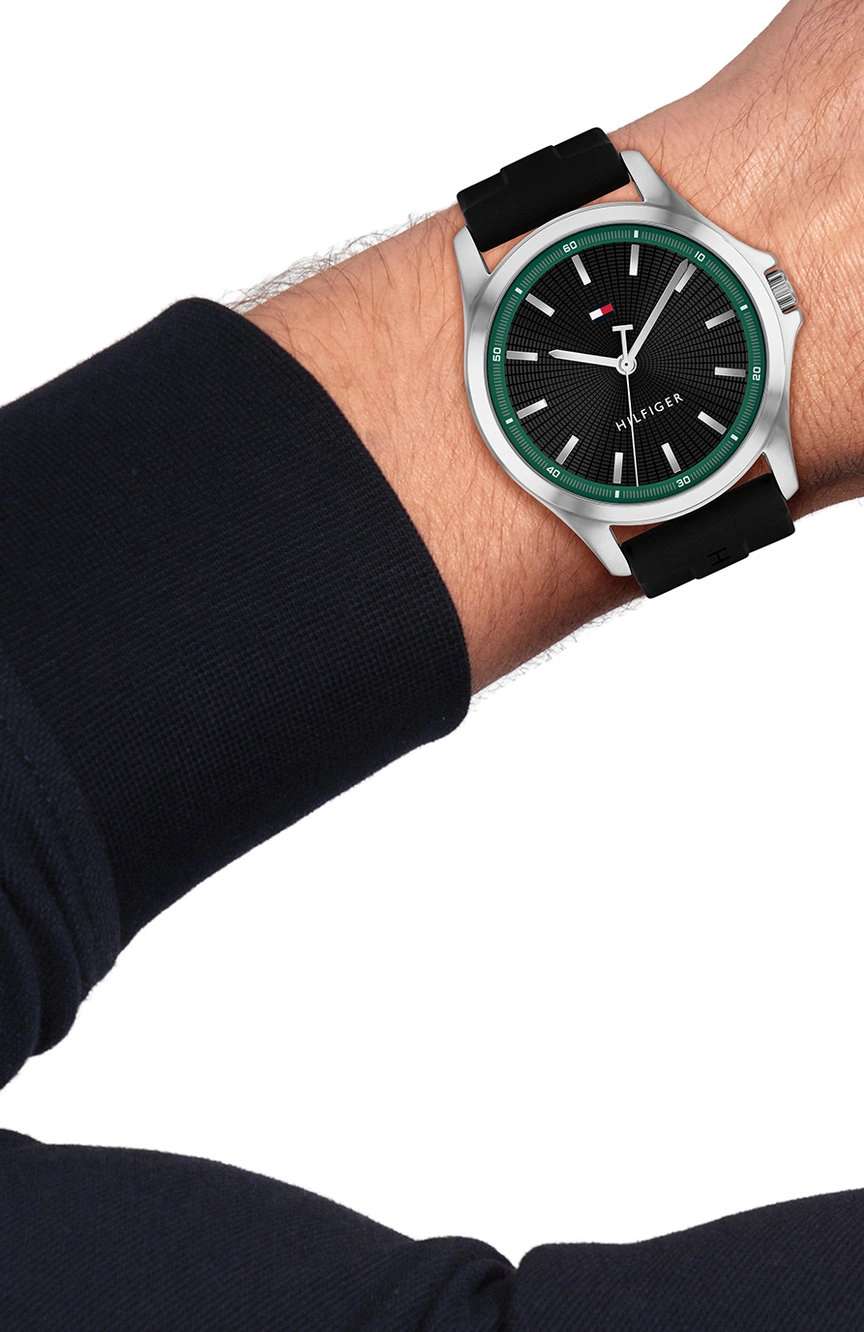 تومي هيلفجر Bruce