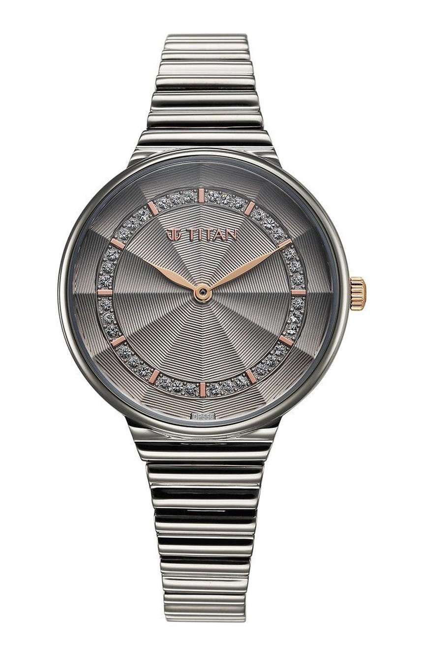 تيتان ساعة تيتان أورا كوارتز بميناء رمادي وسوار ستانلس إستيل للنساء