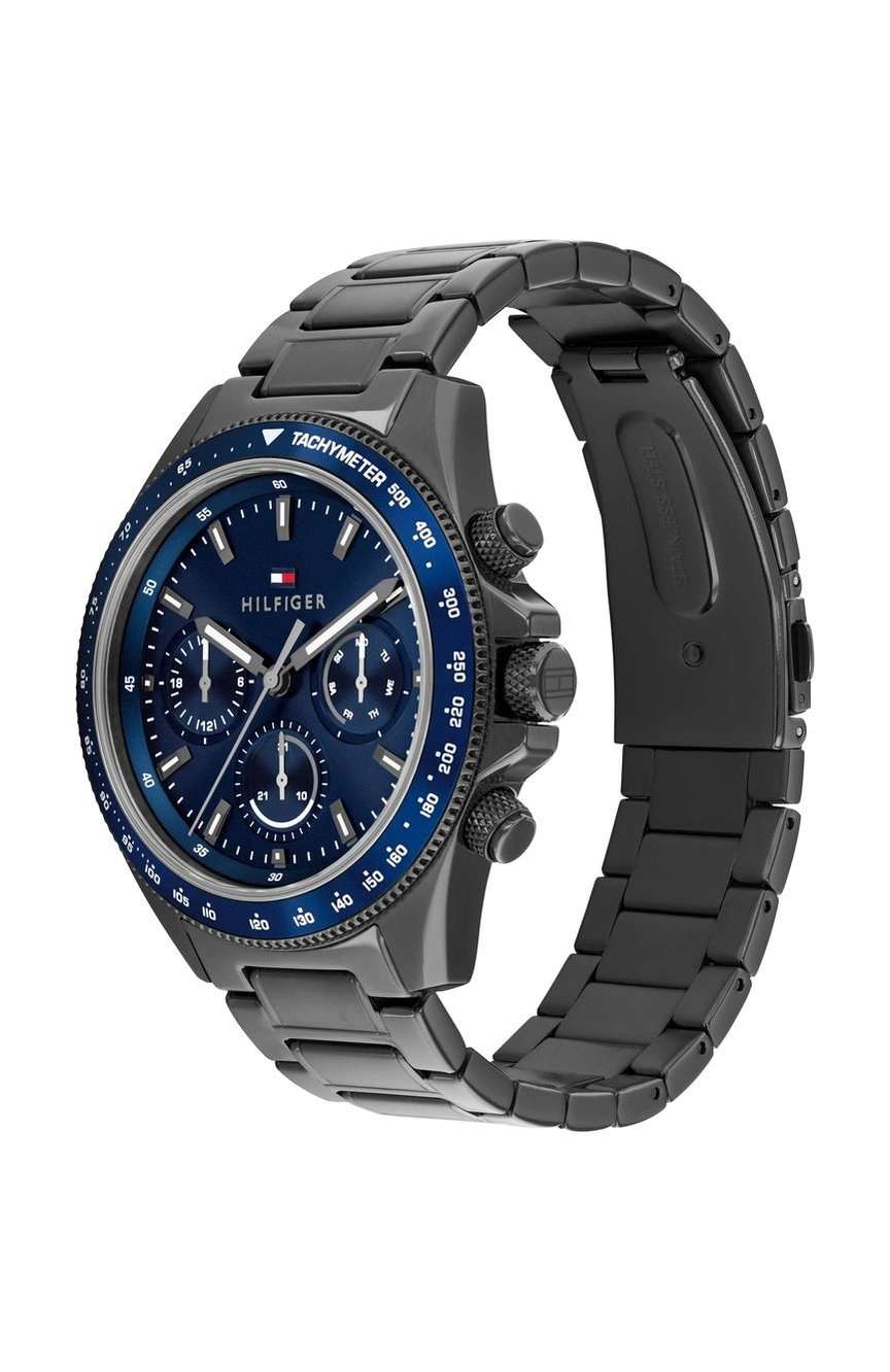 تومي هيلفجر Clark