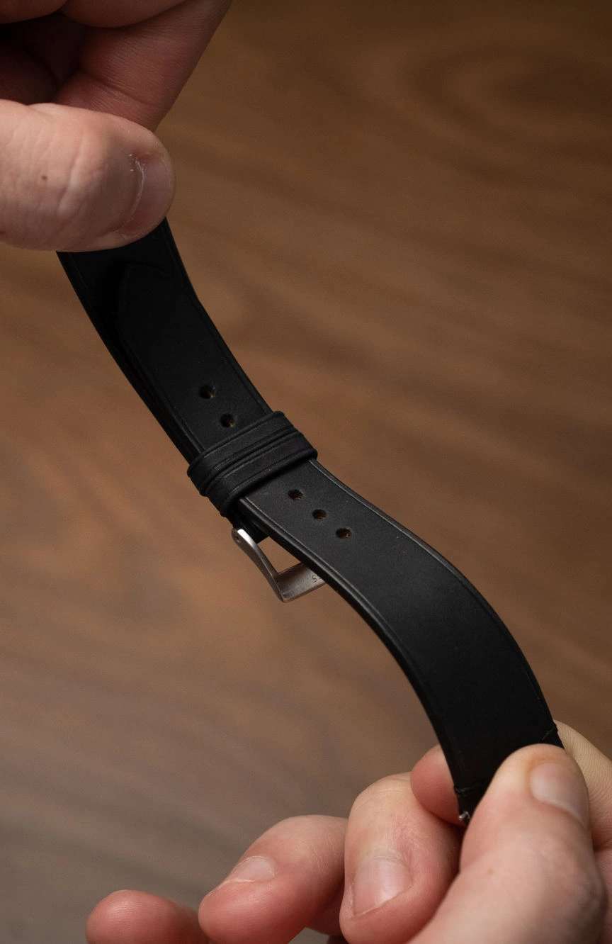 ديلوجز سوار جلدي بخياطة جانبية باللون الأسود