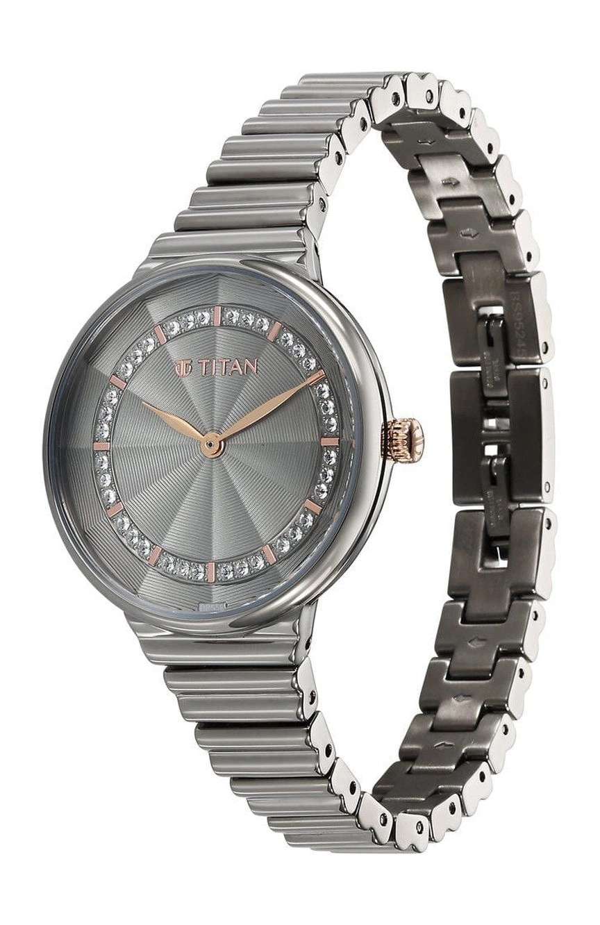 تيتان ساعة تيتان أورا كوارتز بميناء رمادي وسوار ستانلس إستيل للنساء