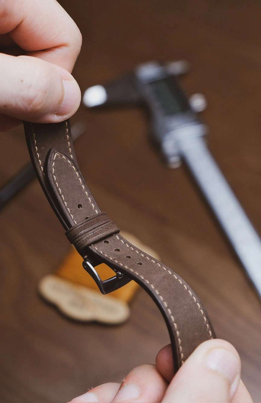 ديلوجز سوار من جلد النوبوك باللون البُني الداكن