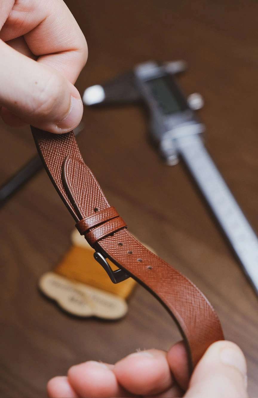 ديلوجز سوار من جلد السافيانو بدون خياطة باللون الكراميل