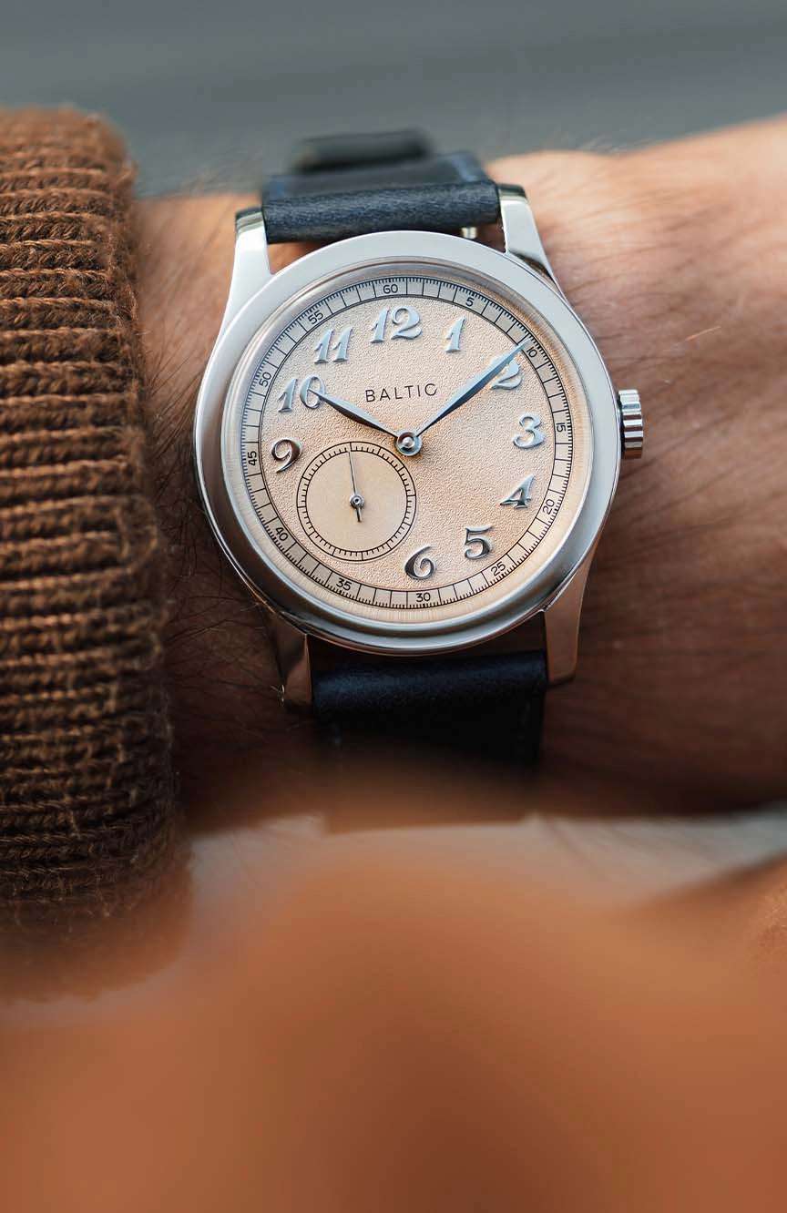 بالتيك إم آر كلاسيك - لون برتقالي شاحب - بسوار أزرق داكن