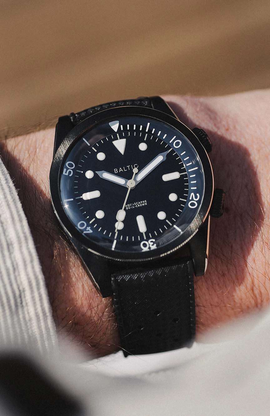 بالتيك أكواسكيف مزدوجة التاج - لون أسود PVD - بسوار مطاط لون أسود - مقاس متوسط