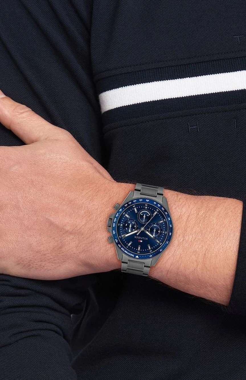 تومي هيلفجر Clark