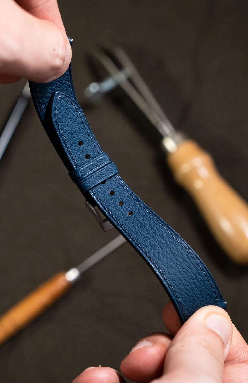 ديلوجز سوار من جلد الماعز باللون الكُحلي