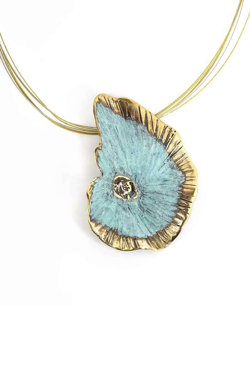 Fili Plaza Nenufar bronze pendant necklace, green patina